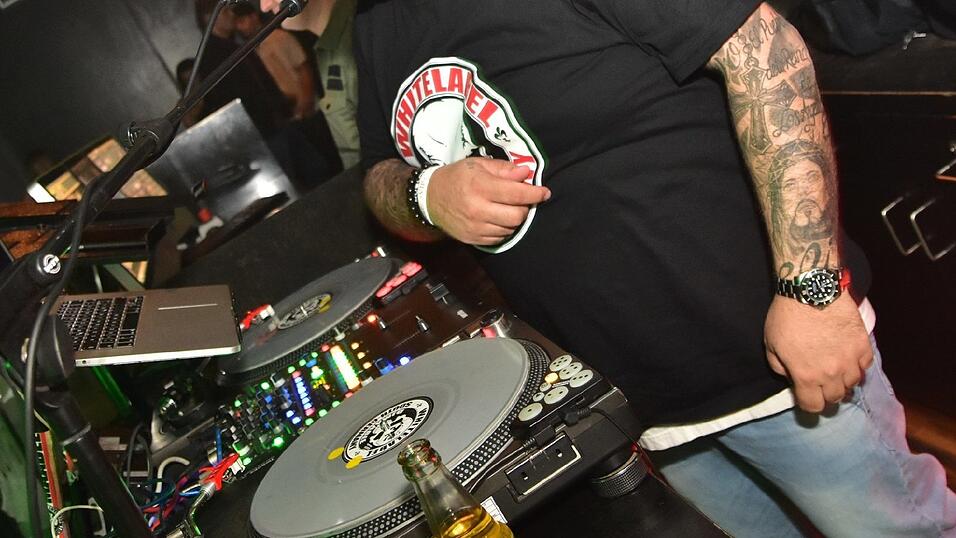 Im Stars wurde wurde wieder getanzt und gefeiert, bis das Licht anging. Im Stars wurde wurde wieder getanzt und gefeiert, bis das Licht anging.