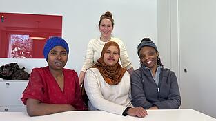 Projektleiterin Sina Klotzbücher (im Hintergrund) mit den Multiplikatorinnen Fikiri, Feiza und Blessing (von links). Projektleiterin Sina Klotzbücher (im Hintergrund) mit den Multiplikatorinnen Fikiri, Feiza und Blessing (von links).