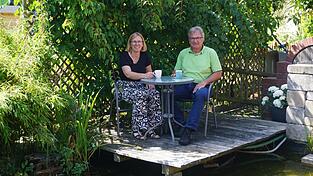 Opferhilfe und Prävention gehen beim Weißen Ring Hand in Hand. Hermann Gammer, Außenstellenleiter des Weißen Rings in Cham, und seine Stellvertreterin Doris Klingseisen unterstützen gemeinsam mit ihrem Team Opfer von Gewalt in Ausnahmesituationen und engagieren sich dafür, dass es bestenfalls gar nicht so weit kommt. Opferhilfe und Prävention gehen beim Weißen Ring Hand in Hand. Hermann Gammer, Außenstellenleiter des Weißen Rings in Cham, und seine Stellvertreterin Doris Klingseisen unterstützen gemeinsam mit ihrem Team Opfer von Gewalt in Ausnahmesituationen und engagieren sich dafür, dass es bestenfalls gar nicht so weit kommt.