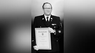Nachdem Dionys Härtl die Altersgrenze von 65 Jahren erreicht hatte und aus dem aktiven Feuerwehrdienst ausscheiden musste, wurde er zum Ehrenmitglied und Ehrenkreisbrandinspektor ernannt. Nachdem Dionys Härtl die Altersgrenze von 65 Jahren erreicht hatte und aus dem aktiven Feuerwehrdienst ausscheiden musste, wurde er zum Ehrenmitglied und Ehrenkreisbrandinspektor ernannt.
