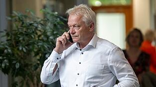 Rainer habe die Entscheidung zur Aufgabe des Metzgerei-Betriebs bereits vor der Ernennung zum Bundesminister getroffen, sagte ein Sprecher des Ministeriums auf Anfrage der dpa. (Archivbild) Rainer habe die Entscheidung zur Aufgabe des Metzgerei-Betriebs bereits vor der Ernennung zum Bundesminister getroffen, sagte ein Sprecher des Ministeriums auf Anfrage der dpa. (Archivbild)