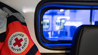 Der Pedelec-Fahrer wurde mit dem Rettungsdienst ins Krankenhaus gebracht. (Symbolbild) Der Pedelec-Fahrer wurde mit dem Rettungsdienst ins Krankenhaus gebracht. (Symbolbild)