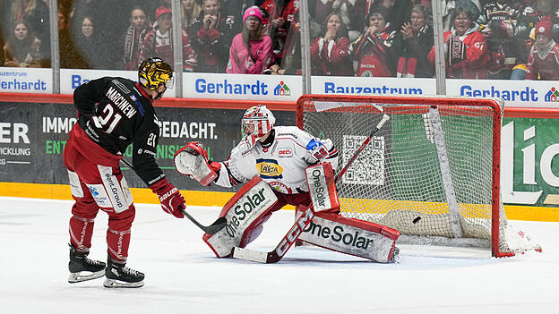 Matt Marcinew (links) überwand EVL-Keeper Stepan Lukes im Penaltyschießen und besorgte dem EC Bad Nauheim den Extrapunkt. Matt Marcinew (links) überwand EVL-Keeper Stepan Lukes im Penaltyschießen und besorgte dem EC Bad Nauheim den Extrapunkt.