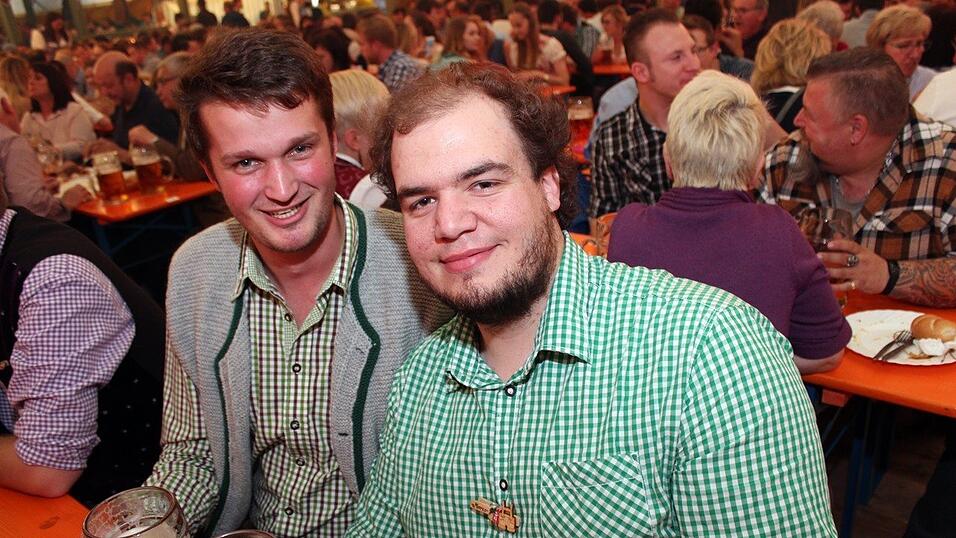 Die Frühjahrsdult 2017 in Landshut neigt sich dem Ende entgegen. Grund genug, noch einmal richtig in den Bierzelten zu feiern - abgerundet vom traditionellen Feuerwerk. Die Frühjahrsdult 2017 in Landshut neigt sich dem Ende entgegen. Grund genug, noch einmal richtig in den Bierzelten zu feiern - abgerundet vom traditionellen Feuerwerk.