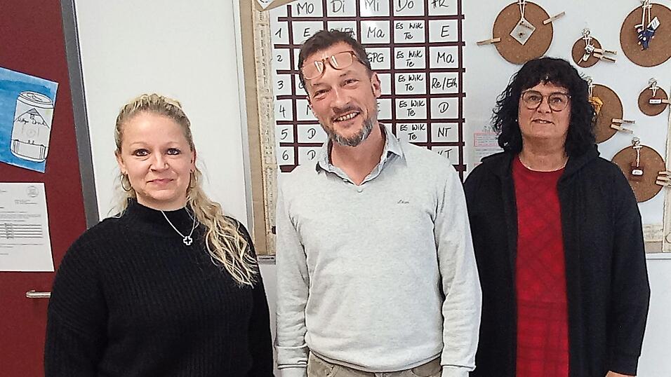 Klassenleiterin Benedicta Ebner, Beratungslehrer Johann Mosner und Schulleiterin Heidi Wargitsch (v.l.) engagieren sich mit großem Einsatz für Schule und Schüler. Klassenleiterin Benedicta Ebner, Beratungslehrer Johann Mosner und Schulleiterin Heidi Wargitsch (v.l.) engagieren sich mit großem Einsatz für Schule und Schüler.