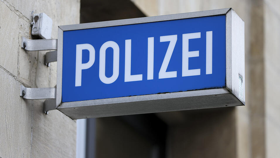 Nach mehreren gegenseitigen Bedrohungen musste die Rodinger Polizei am Donnerstag zu einem Streit unter Eheleuten ausrücken. (Symbolbild) Nach mehreren gegenseitigen Bedrohungen musste die Rodinger Polizei am Donnerstag zu einem Streit unter Eheleuten ausrücken. (Symbolbild)