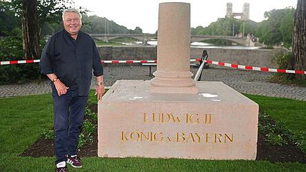 Kini-Verehrer Dietmar Holzapfel am Sockel des noch unfertigen Denkmals. Die Ludwig-II-Bronzebüste wird am Samstag enthüllt. Kini-Verehrer Dietmar Holzapfel am Sockel des noch unfertigen Denkmals. Die Ludwig-II-Bronzebüste wird am Samstag enthüllt.