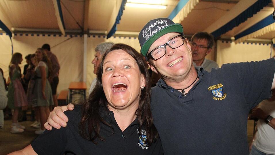 Zur Musik von Headless wurde ausgelassen gefeiert. Zur Musik von Headless wurde ausgelassen gefeiert.