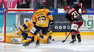Wie vernagelt: Füchse-Keeper Anthony Morrone machte sich bisweilen ganz schön breit - irgenwie fand der Landshuter Stürmer David Stieler (rechts) aber doch eine Lücke und netzte zum 3:2 ein. Wie vernagelt: Füchse-Keeper Anthony Morrone machte sich bisweilen ganz schön breit - irgenwie fand der Landshuter Stürmer David Stieler (rechts) aber doch eine Lücke und netzte zum 3:2 ein.