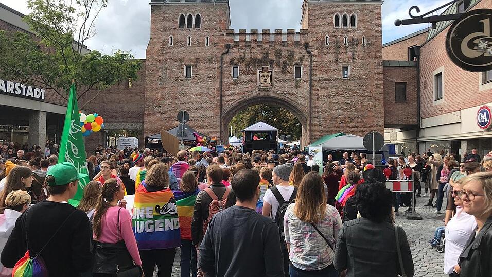 Knapp 2.000 Teilnehmer feierten am Samstag in Landhut den ersten Christopher-Street-Day Niederbayerns. Knapp 2.000 Teilnehmer feierten am Samstag in Landhut den ersten Christopher-Street-Day Niederbayerns.