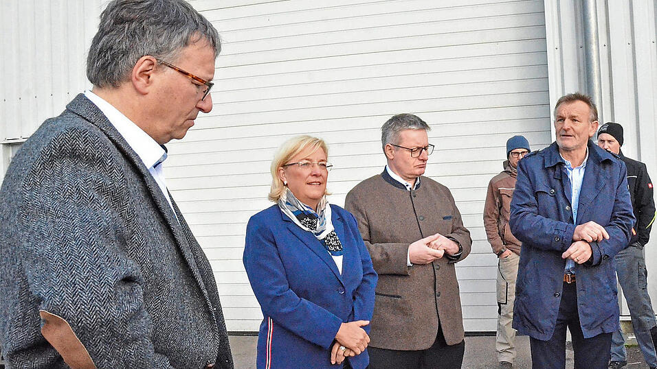 Geschäftsführer Dr. Stefan Dick und die drei Landtagsabgeordneten Sylvia Stierstorfer, Josef Zellmeier und Hans Ritt (von links) hörten sich die Sorgen und Nöte der zahlreichen Landwirte an. Geschäftsführer Dr. Stefan Dick und die drei Landtagsabgeordneten Sylvia Stierstorfer, Josef Zellmeier und Hans Ritt (von links) hörten sich die Sorgen und Nöte der zahlreichen Landwirte an.