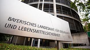 Bei der Suche nach der Ursache der Infektion ist auch das Landesamt für Gesundheit im Boot. (Archivbild) Bei der Suche nach der Ursache der Infektion ist auch das Landesamt für Gesundheit im Boot. (Archivbild)