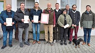 Ehrungen, Begrüßungen und Verabschiedungen gibt es beim Forstbetrieb Roding (von links): Franz Simon, Thorsten Döberitz, Manfred Betz, Hans-Norbert Dirscherl, Michael Simmeth, Gabriele Schmidbauer, Josef Strasser, Jan-Otto Hake, Dominik Schwarz. Ehrungen, Begrüßungen und Verabschiedungen gibt es beim Forstbetrieb Roding (von links): Franz Simon, Thorsten Döberitz, Manfred Betz, Hans-Norbert Dirscherl, Michael Simmeth, Gabriele Schmidbauer, Josef Strasser, Jan-Otto Hake, Dominik Schwarz.