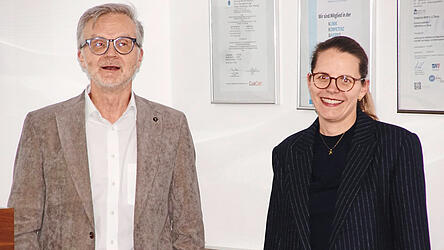 Chefarzt Dr. Christoph Gößl und Leitende Oberärztin Dr. Monika Brunner setzten sich auf unterhaltsame Weise mit gängigen Magen-Darm-Mythen auseinander. Chefarzt Dr. Christoph Gößl und Leitende Oberärztin Dr. Monika Brunner setzten sich auf unterhaltsame Weise mit gängigen Magen-Darm-Mythen auseinander.
