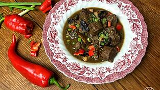 Wie das Gulasch schön saftig bleibt, erklären unsere Foodblogger von cooknsoul.de. Wie das Gulasch schön saftig bleibt, erklären unsere Foodblogger von cooknsoul.de.