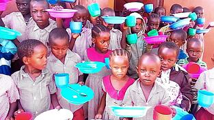 Kinder in Shirango mit dem neuen Geschirr warten auf das Frühstück. Kinder in Shirango mit dem neuen Geschirr warten auf das Frühstück.