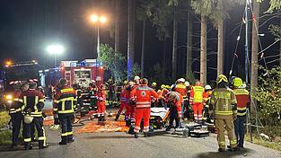 Zahlreiche Einsatzkräfte waren am Mittwochabend bei dem Unfall im Gemeindegebiet Böbrach vor Ort. Zahlreiche Einsatzkräfte waren am Mittwochabend bei dem Unfall im Gemeindegebiet Böbrach vor Ort.