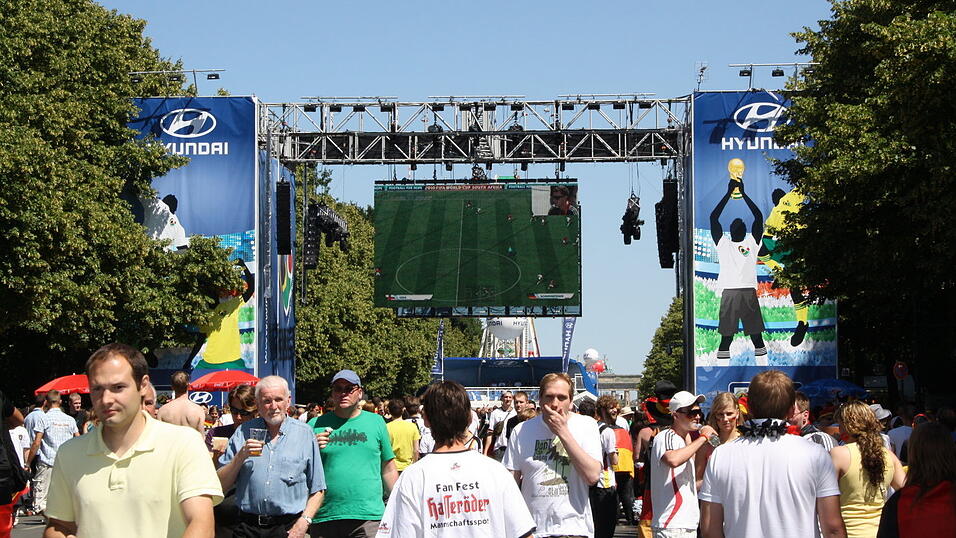 Christian Fertl war am Sonntag auf der Fanmeile in Berlin und erlebte dort das Achtelfinale gegen England auf Großleinwand. Christian Fertl war am Sonntag auf der Fanmeile in Berlin und erlebte dort das Achtelfinale gegen England auf Großleinwand.