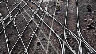 In der Oberpfalz fuhr ein Regionalexpress über die Gegenstände auf den Gleisen. (Symbolbild) In der Oberpfalz fuhr ein Regionalexpress über die Gegenstände auf den Gleisen. (Symbolbild)