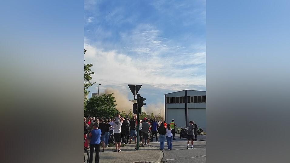 Rumms! Nachdem die Sprengladungen gezündet wurden, legte sich das alte Gebäude um und erzeugte eine große Staubwolke. Rumms! Nachdem die Sprengladungen gezündet wurden, legte sich das alte Gebäude um und erzeugte eine große Staubwolke.