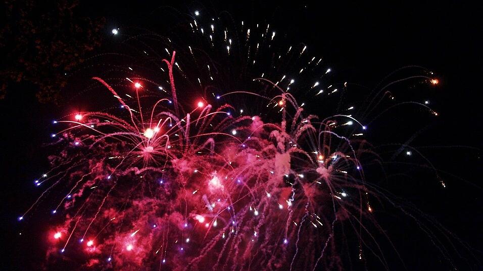 Die Frühjahrsdult 2017 in Landshut neigt sich dem Ende entgegen. Grund genug, noch einmal richtig in den Bierzelten zu feiern - abgerundet vom traditionellen Feuerwerk. Die Frühjahrsdult 2017 in Landshut neigt sich dem Ende entgegen. Grund genug, noch einmal richtig in den Bierzelten zu feiern - abgerundet vom traditionellen Feuerwerk.