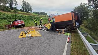 Auf der B8 auf Höhe Sandbach ist es zu einem schweren Verkehrsunfall gekommen. Auf der B8 auf Höhe Sandbach ist es zu einem schweren Verkehrsunfall gekommen.