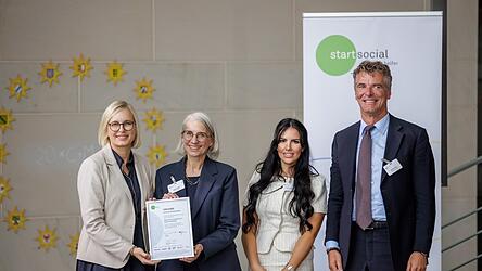 Freuten sich über die Auszeichnung bei der Startsocial-Preisverleihung in Berlin (von links): Christiane Schenderlein, Staatsministerin für Sport und Ehrenamt, Barbara Kempf, Sandra Hintermaier sowie Coach Korbinian Kunz. Freuten sich über die Auszeichnung bei der Startsocial-Preisverleihung in Berlin (von links): Christiane Schenderlein, Staatsministerin für Sport und Ehrenamt, Barbara Kempf, Sandra Hintermaier sowie Coach Korbinian Kunz.