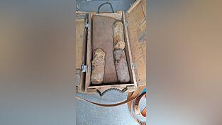 Die drei im Vergleich zu üblicherweise gefundenen Weltkriegsbomben relativ kleinen Sprengkörper waren wohl Teile einer größeren Splitterbombe. Die drei im Vergleich zu üblicherweise gefundenen Weltkriegsbomben relativ kleinen Sprengkörper waren wohl Teile einer größeren Splitterbombe.