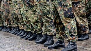 Das Bundeskabinett billigt die Pläne von Verteidigungsminister Pistorius für ein neues Wehrdienstmodell. Wenn der Bundestag zustimmt, soll es am 1. Januar 2026 losgehen - mit einigen Veränderungen. Das Bundeskabinett billigt die Pläne von Verteidigungsminister Pistorius für ein neues Wehrdienstmodell. Wenn der Bundestag zustimmt, soll es am 1. Januar 2026 losgehen - mit einigen Veränderungen.