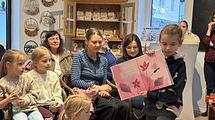 Hannah ging herum und zeigte allen die Bilder des Buches. Hannah ging herum und zeigte allen die Bilder des Buches.