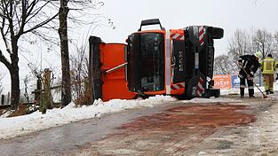 Der Laster hat versucht, Erdreich abzuladen. Dabei kommt er ins Übergewicht und kippt am Balbersdorfer Friedhof um. Der Laster hat versucht, Erdreich abzuladen. Dabei kommt er ins Übergewicht und kippt am Balbersdorfer Friedhof um.