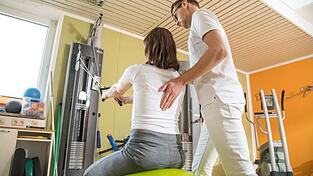 Bei akuten Rückenschmerzen hilft der Physiotherapeut mit Übungen. Bei akuten Rückenschmerzen hilft der Physiotherapeut mit Übungen.