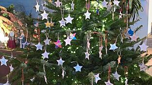 Dieser Baum mit den Namen der Sternenkinder stand im vergangenen Jahr erstmals in der Chamer Kirche St. Josef. Am Dienstagabend wird ein solcher in der St. Bartholomäus-Kirche in Gleißenberg behangen. Dieser Baum mit den Namen der Sternenkinder stand im vergangenen Jahr erstmals in der Chamer Kirche St. Josef. Am Dienstagabend wird ein solcher in der St. Bartholomäus-Kirche in Gleißenberg behangen.