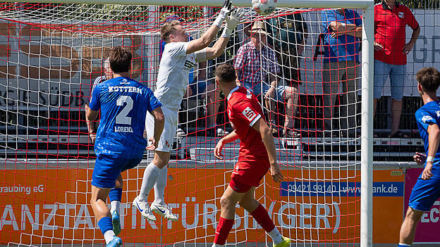 Das letzte Heimspiel gegen den TSV Kottern (in Blau) hat die SpVgg Hankofen (in Rot) um Torwart Sebastian Maier (in Weiß) gewonnen. Nun will die Beck-Elf auch Pipinsried ein Bein stellen. Das letzte Heimspiel gegen den TSV Kottern (in Blau) hat die SpVgg Hankofen (in Rot) um Torwart Sebastian Maier (in Weiß) gewonnen. Nun will die Beck-Elf auch Pipinsried ein Bein stellen.