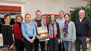 Jürgen Eifler (4.v.l.), Vorsitzender des Schulfördervereins, mit dem Vorstandsteam, den Beisitzern und stellvertretender Schulleiterin Stephanie Weiß (2.v.l.). Im Rahmen der Jahreshauptversammlung wurde auch der neue Kalender und Familienplaner vorgestellt, deren Verkaufserlös an den Förderverein fließt. Jürgen Eifler (4.v.l.), Vorsitzender des Schulfördervereins, mit dem Vorstandsteam, den Beisitzern und stellvertretender Schulleiterin Stephanie Weiß (2.v.l.). Im Rahmen der Jahreshauptversammlung wurde auch der neue Kalender und Familienplaner vorgestellt, deren Verkaufserlös an den Förderverein fließt.