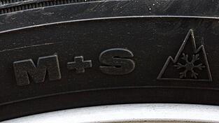 Wintertaugliche Reifen erkennen Sie an diesen beiden Symbolen: Die Abkürzung M+S steht für Matsch und Schnee. Wintertaugliche Reifen erkennen Sie an diesen beiden Symbolen: Die Abkürzung M+S steht für Matsch und Schnee.