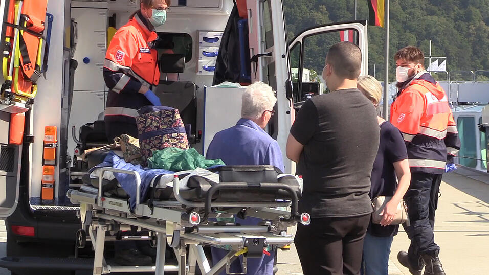 Magen-Darm-Infekt an Bord einer Donau-Kreuzfahrt! Etwa 120 Gäste waren von Ungarn aus mit dem Schiff nach Passau gestartet. Dort mussten letztlich 13 Passagiere ärztlich versorgt werden. Magen-Darm-Infekt an Bord einer Donau-Kreuzfahrt! Etwa 120 Gäste waren von Ungarn aus mit dem Schiff nach Passau gestartet. Dort mussten letztlich 13 Passagiere ärztlich versorgt werden.