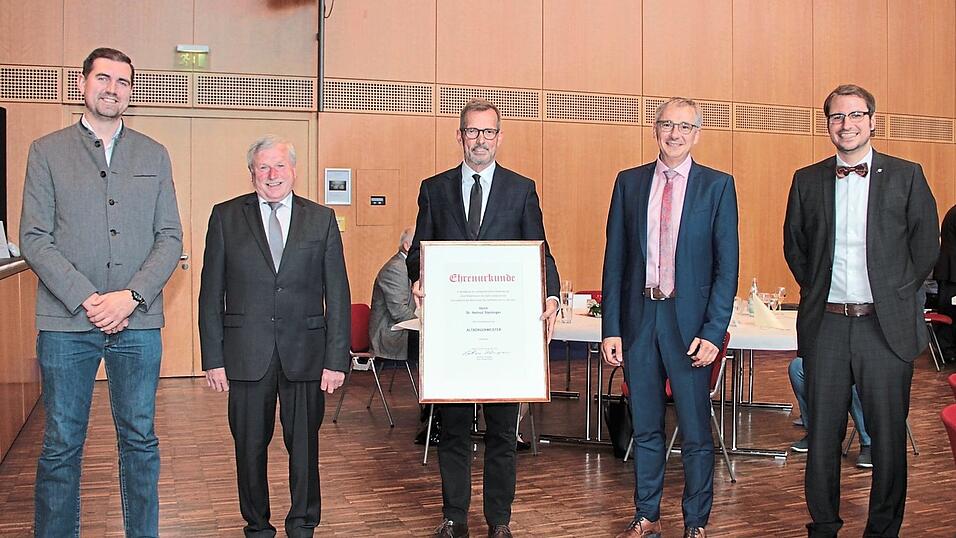 CSU-Fraktionsvorsitzender Sebastian Rembeck, 3. Bürgermeister Xaver Hagn, Landrat Werner Bumeder und Bürgermeister Matthias Kohlmayer freuten sich mit Helmut Steininger (Mitte) über dessen Ehrenurkunde. CSU-Fraktionsvorsitzender Sebastian Rembeck, 3. Bürgermeister Xaver Hagn, Landrat Werner Bumeder und Bürgermeister Matthias Kohlmayer freuten sich mit Helmut Steininger (Mitte) über dessen Ehrenurkunde.