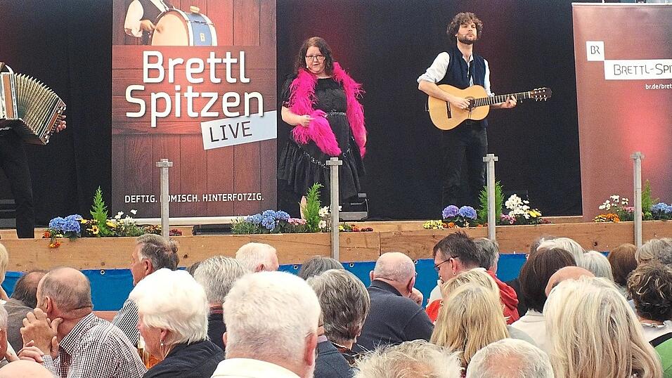 Bei den 'Brettlspitzen' herrschte beste Stimmung im Festzelt. Bei den 'Brettlspitzen' herrschte beste Stimmung im Festzelt.