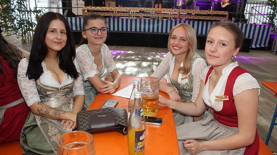 Zur Musik von Headless wurde ausgelassen gefeiert. Zur Musik von Headless wurde ausgelassen gefeiert.