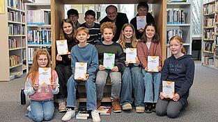 Arthur Bartels (Mitte mit grüner Urkunde) setzte sich beim Vorlesewettbewerb gegen seine Mitschüler durch. Arthur Bartels (Mitte mit grüner Urkunde) setzte sich beim Vorlesewettbewerb gegen seine Mitschüler durch.