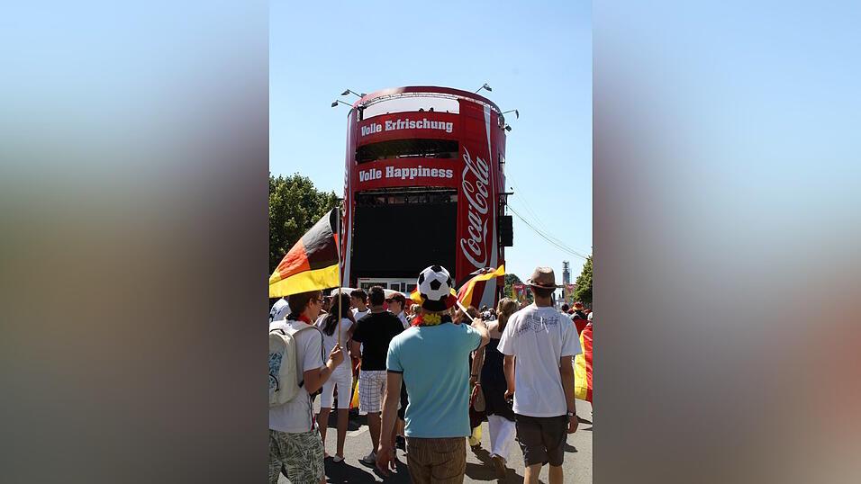 Christian Fertl war am Sonntag auf der Fanmeile in Berlin und erlebte dort das Achtelfinale gegen England auf Großleinwand. Christian Fertl war am Sonntag auf der Fanmeile in Berlin und erlebte dort das Achtelfinale gegen England auf Großleinwand.