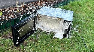 Die Feuerwehrler brachten die Mikrowelle nach draußen und löschten sie ab. Die Feuerwehrler brachten die Mikrowelle nach draußen und löschten sie ab.