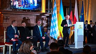 Stellvertretend für den Mut und die Kraft der Ukrainer im Krieg gegen Russland nahm Präsident Wolodymyr Selenskyj den Ewald-von-Kleist-Preis entgegen. Stellvertretend für den Mut und die Kraft der Ukrainer im Krieg gegen Russland nahm Präsident Wolodymyr Selenskyj den Ewald-von-Kleist-Preis entgegen.