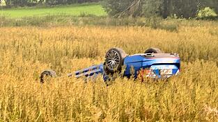 Das total demolierte Unfallfahrzeug kam kopfüber in einem Feld gegenüber dem Stauseeufer zum Liegen. Das total demolierte Unfallfahrzeug kam kopfüber in einem Feld gegenüber dem Stauseeufer zum Liegen.