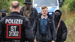 Der Nachwuchspolitiker (2. v. r.) beim Treffen der AfD-Jugend in der Hansestadt Gardelegen in Sachsen-Anhalt Der Nachwuchspolitiker (2. v. r.) beim Treffen der AfD-Jugend in der Hansestadt Gardelegen in Sachsen-Anhalt