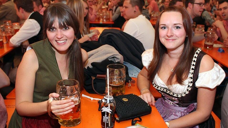 Die Frühjahrsdult 2017 in Landshut neigt sich dem Ende entgegen. Grund genug, noch einmal richtig in den Bierzelten zu feiern - abgerundet vom traditionellen Feuerwerk. Die Frühjahrsdult 2017 in Landshut neigt sich dem Ende entgegen. Grund genug, noch einmal richtig in den Bierzelten zu feiern - abgerundet vom traditionellen Feuerwerk.