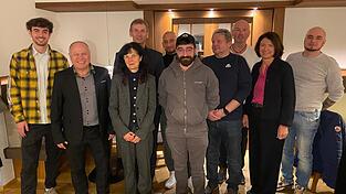 Philipp Hartmann, Kreishandwerksmeister Georg Braun, Karin und Heinrich Hartmann (v.l.) mit den geehrten Mitarbeiten sowie Markus Schmidt und Rosmarie Tragl-Kraus (v.r.). Philipp Hartmann, Kreishandwerksmeister Georg Braun, Karin und Heinrich Hartmann (v.l.) mit den geehrten Mitarbeiten sowie Markus Schmidt und Rosmarie Tragl-Kraus (v.r.).