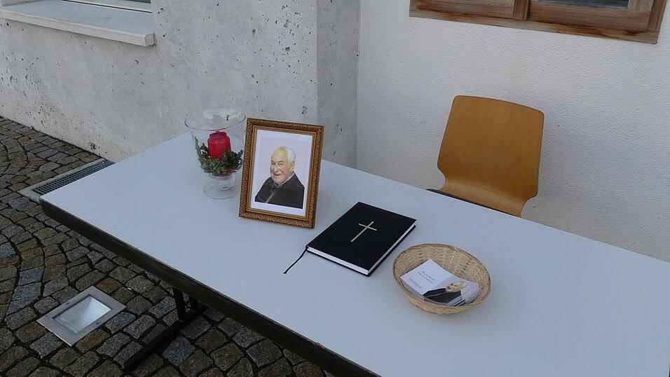 Noch bis Mitte nächster Woche liegt das Kondolenzbuch werktags beim Bürgerhauseingang aus. Noch bis Mitte nächster Woche liegt das Kondolenzbuch werktags beim Bürgerhauseingang aus.