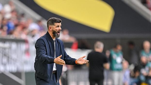«Wir kennen unsere Rolle als Aufsteiger.» Schalke-Coach Miron Muslic in Aktion am Spielfeldrand. «Wir kennen unsere Rolle als Aufsteiger.» Schalke-Coach Miron Muslic in Aktion am Spielfeldrand.